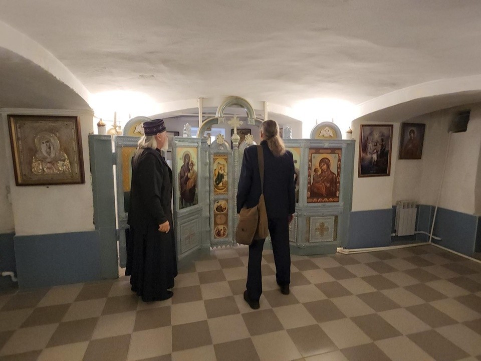 Уникальный фарфоровый иконостас установили в Никитском храме