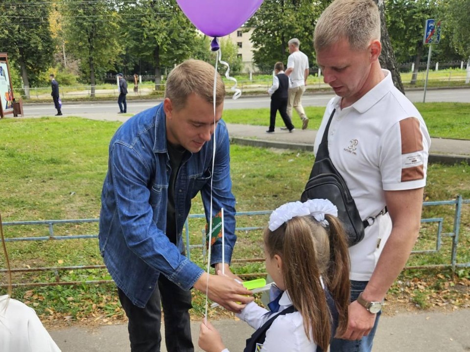 Подольским школьникам подарили браслеты для безопасности на дорогах