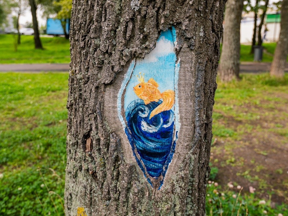 Персонажи мультфильмов облюбовали деревья в Сестрорецком парке