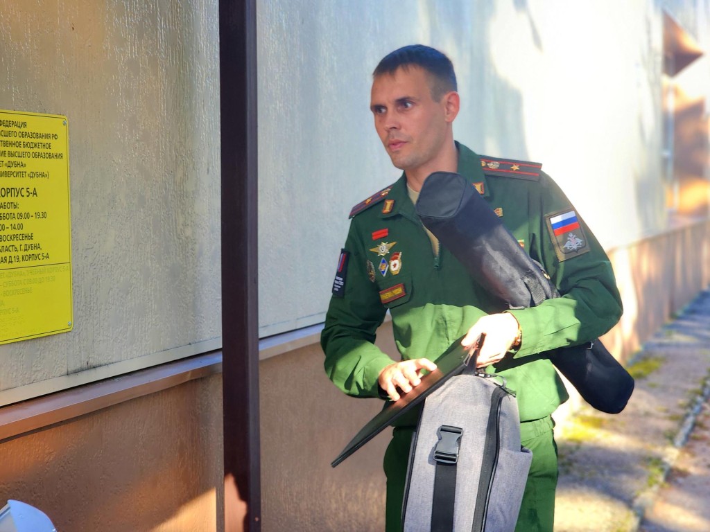 Герой СВО из Дубны рассказал студентам о ситуации на фронте и запустил дрон в актовом зале