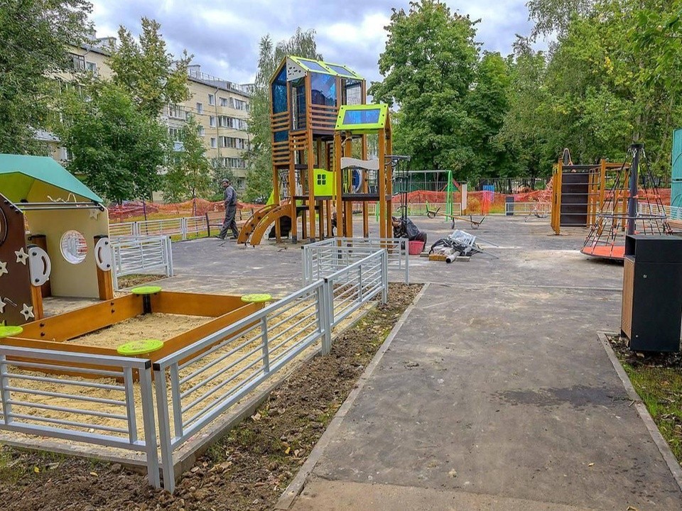 В микрорайоне Климовск начали монтаж игровых комплексов на двух улицах