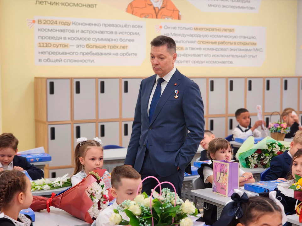 Олег Кононенко дал напутствие первоклассникам «своего» кабинета в новой пристройке школы №1
