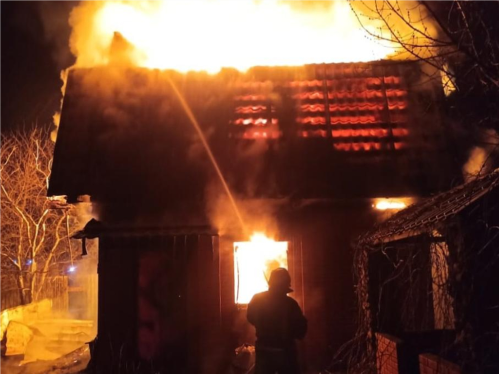 Пожарные ликвидировали возгорание в СНТ «Фиалка» в Ступине