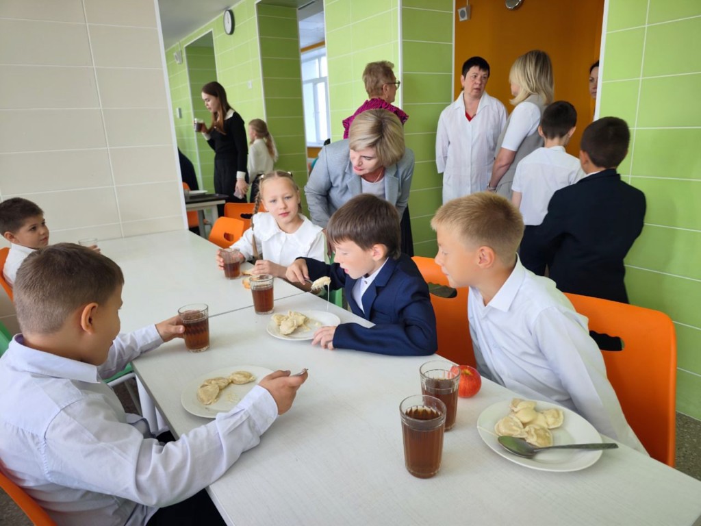 Свежие продукты и добавки для всех желающих: в лицее №2 проверили организацию питания