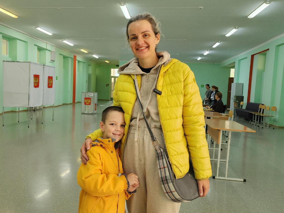 «Голосую за страну и за семью»: жительница Подольска пришла на выборы с сыном