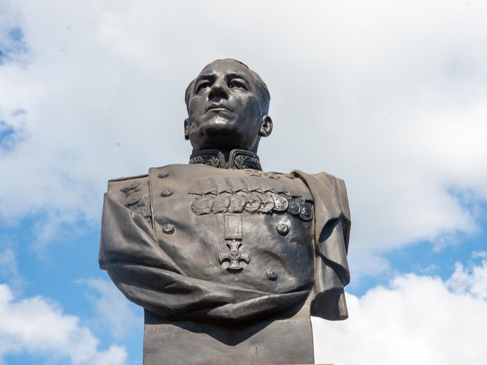 Жители Озер возложили цветы в честь 125-летия маршала Катукова