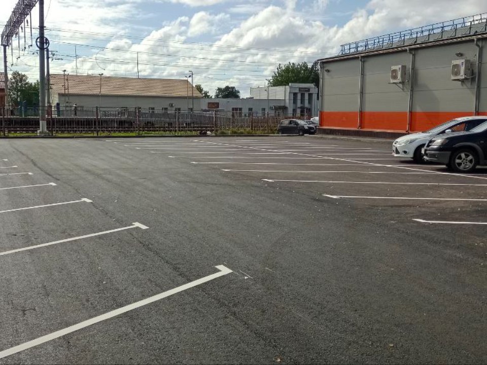 Первые 35 мест перехватывающей парковки обустроили у вокзала в Хотькове