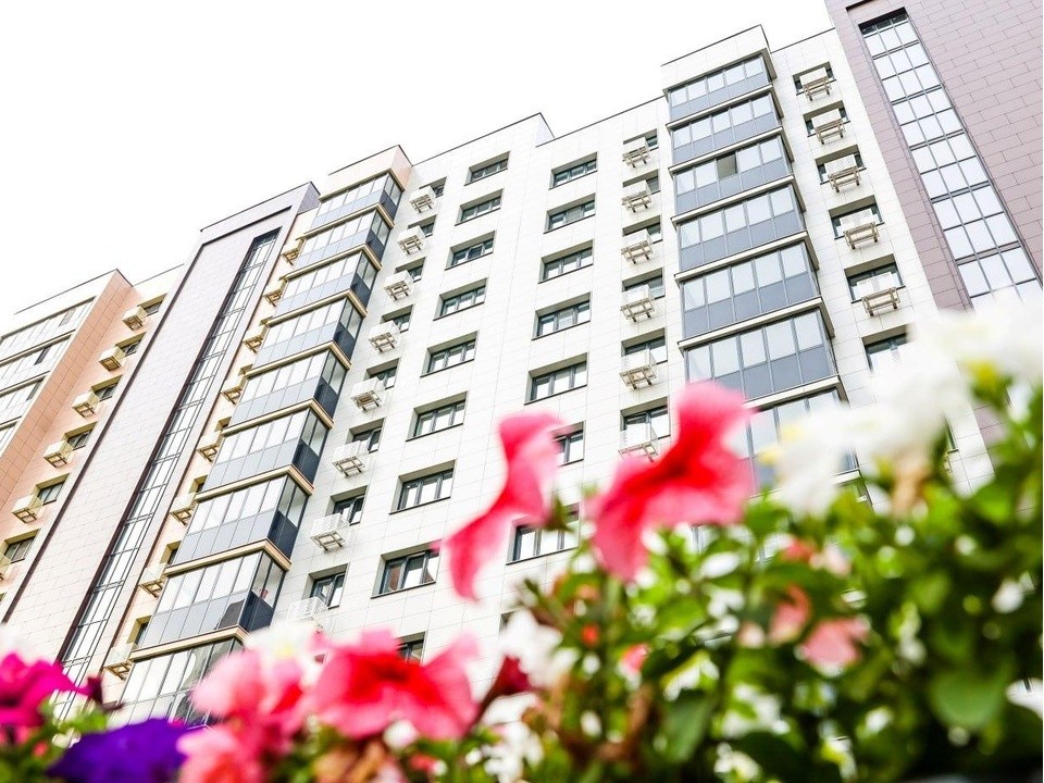 Семья с тремя детьми переехала в новый муниципальный дом в Красногорске