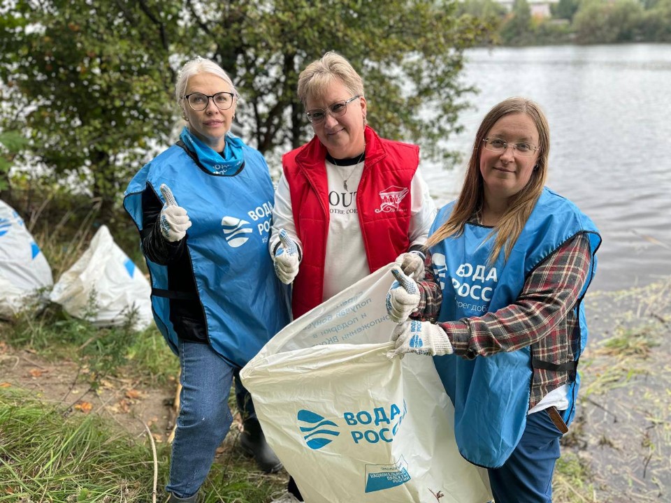 Жители поселка Измайлово очистили берег Булатниковского пруда