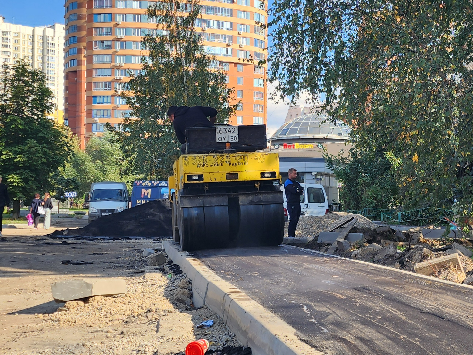 Во дворах на Юбилейном проспекте обновляют асфальт