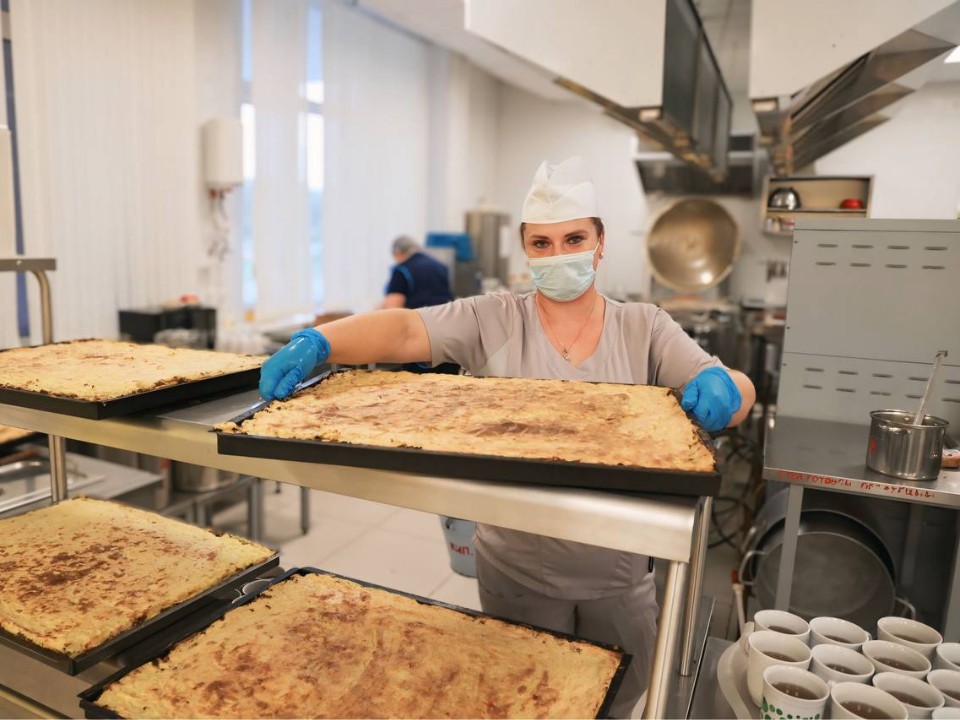 Блинчиками со сгущенкой и запеканкой поднимают настроение школьникам