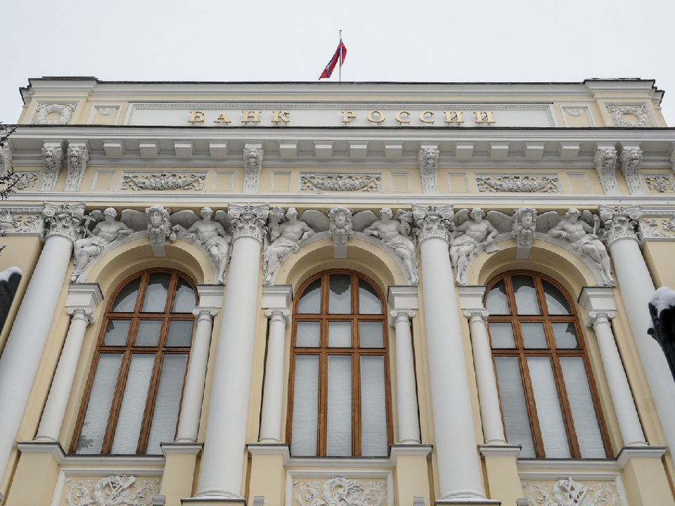ЦБ снизил ключевую ставку до 17%: что это значит для обычных россиян