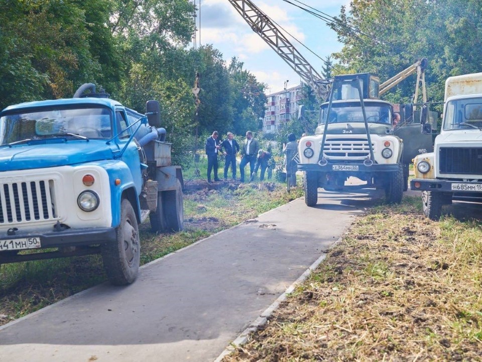 Аварию на тепловой магистрали в Чехове устранят около 15 часов