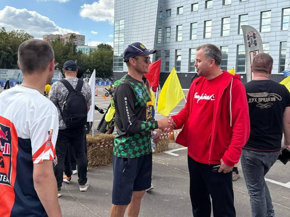 Шлемы, экипировка и рев моторов: в Люберцах открыли «Семейный мотопарк»