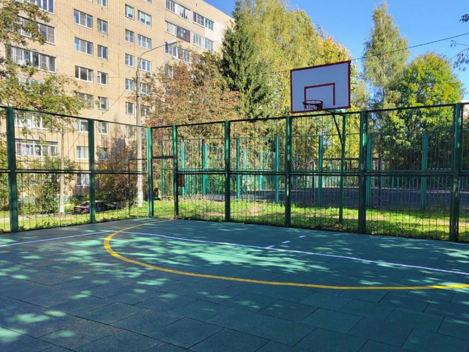 Новое покрытие и баскетбольные щиты: в Можайске обновили дворовую площадку