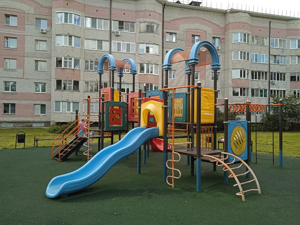 Листья и пыль исчезли с детской площадки в Восходе