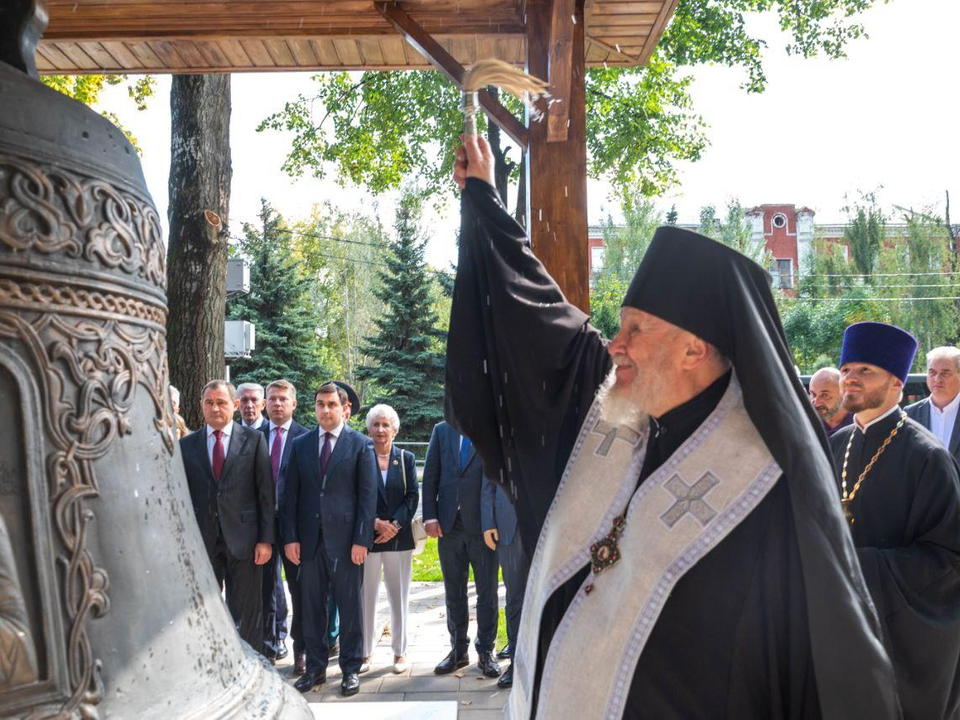 В Реутове освятили восстановленный памятник колоколу «Реут»