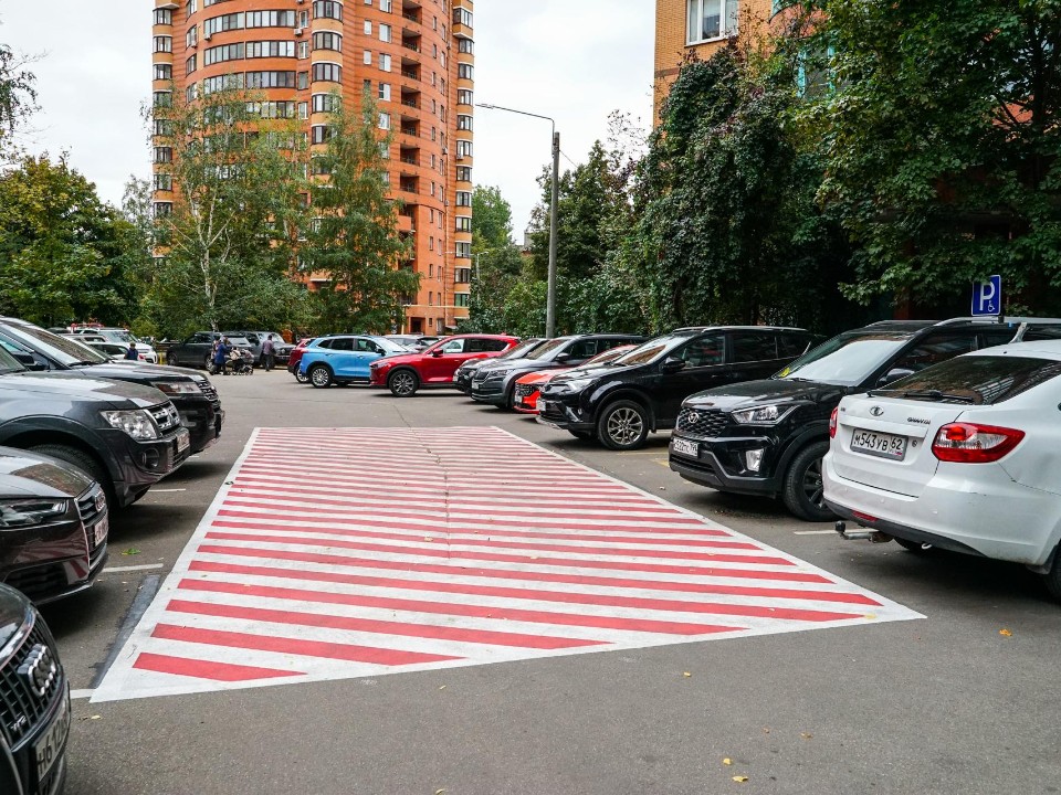 В Химках красно-белая разметка помогает пожарным не терять время на парковке
