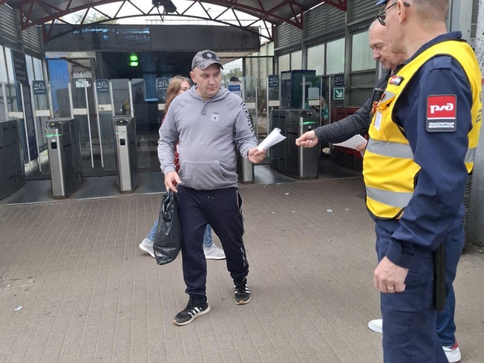 Жителям Чехова напомнили: переходить ж/д пути можно только на зеленый