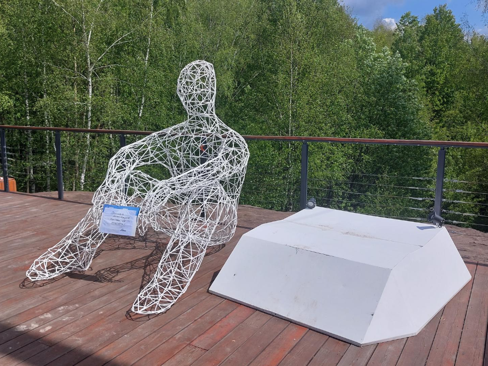 Арт-объект в виде человека, смотрящего в море, покидает парк «Авангард»