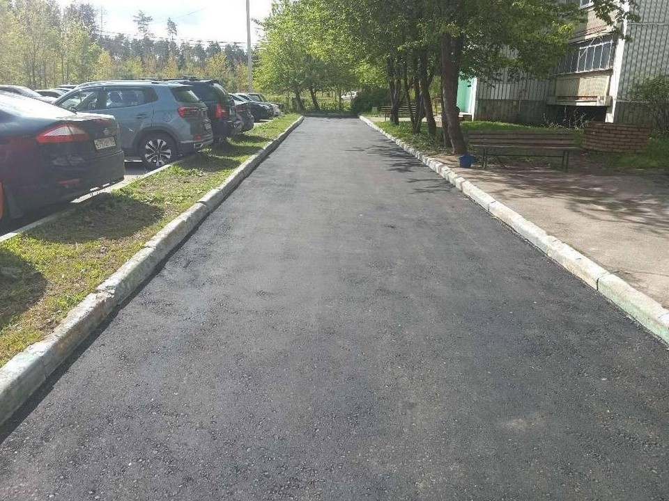 Возле домов на трех улицах Глебовского уложили новый асфальт