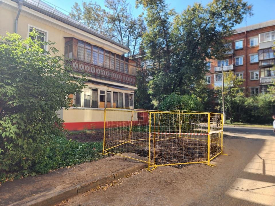 Коммунальщики заделают асфальт во дворе дома на улице Карла Маркса после прорыва трубы