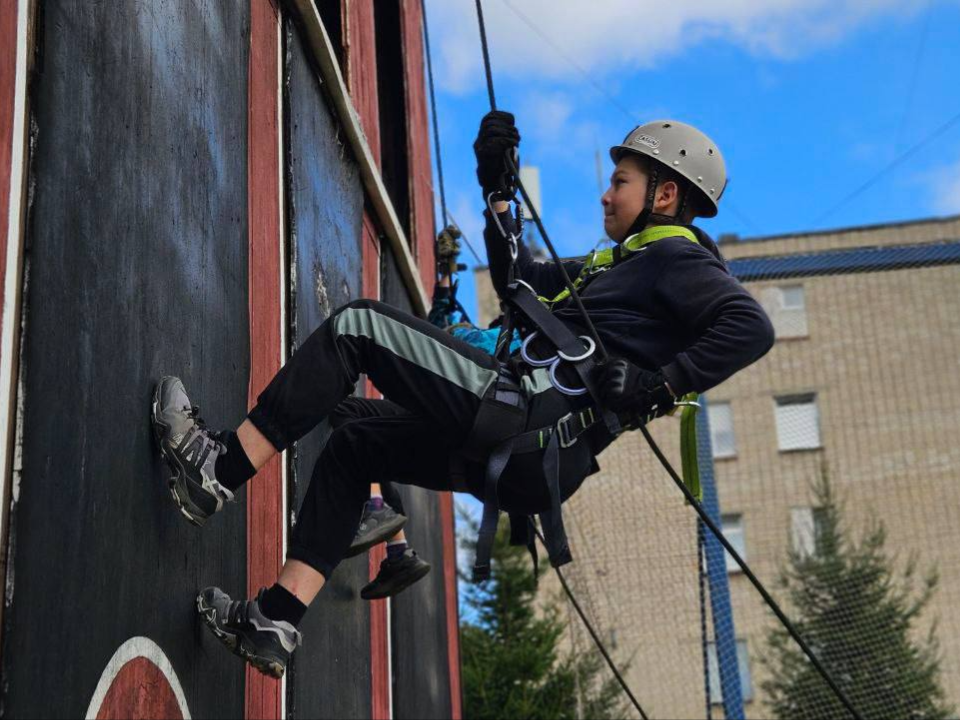 Курсанты «Каскада» освоили приемы спуска и подъема на скалодроме