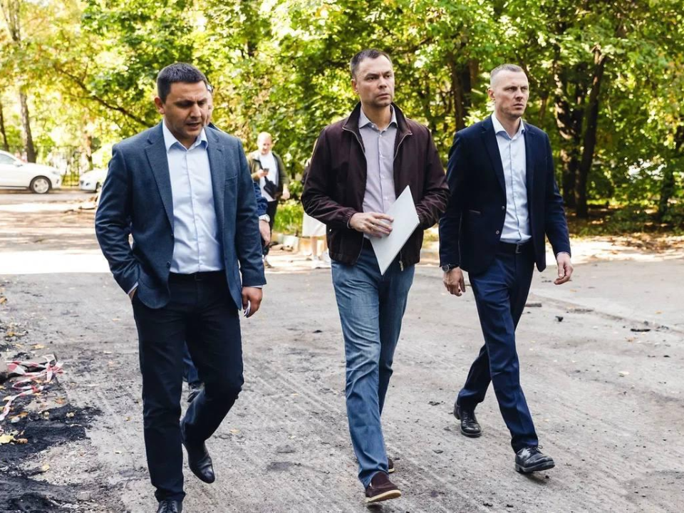 Ход работ по обновлению дворовых территорий проверил глава Минчистоты