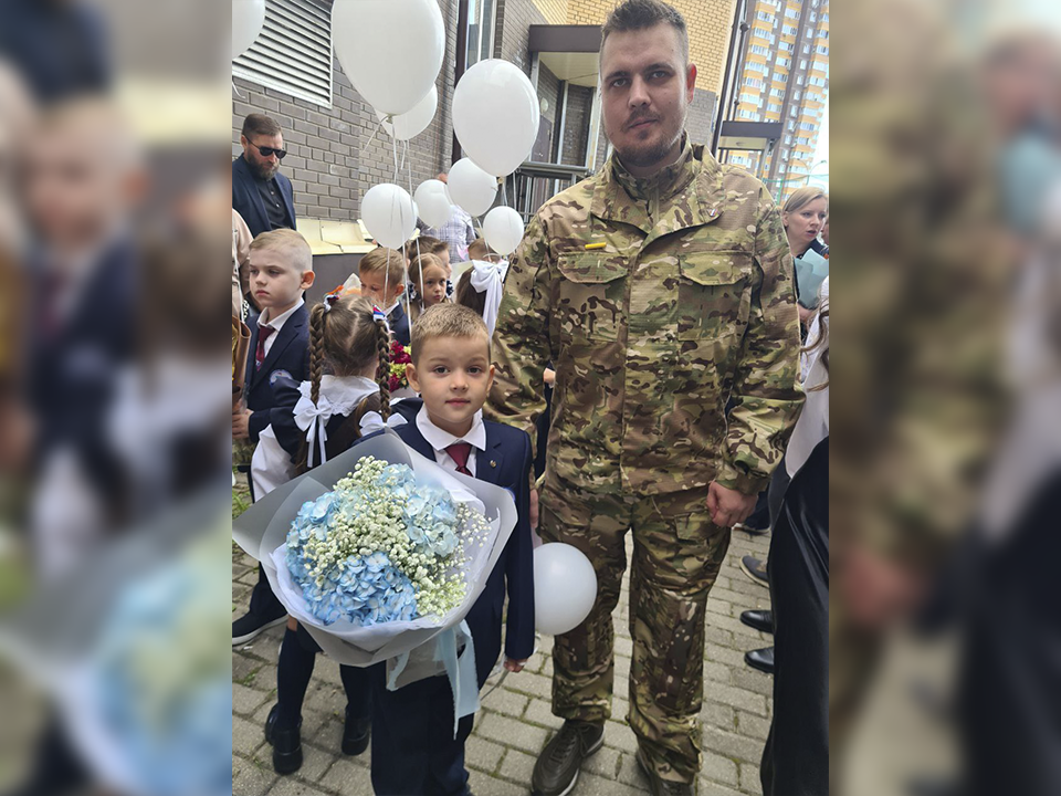 Ветеран СВО проводил в школу первоклассника, чей отец отдал жизнь за Родину