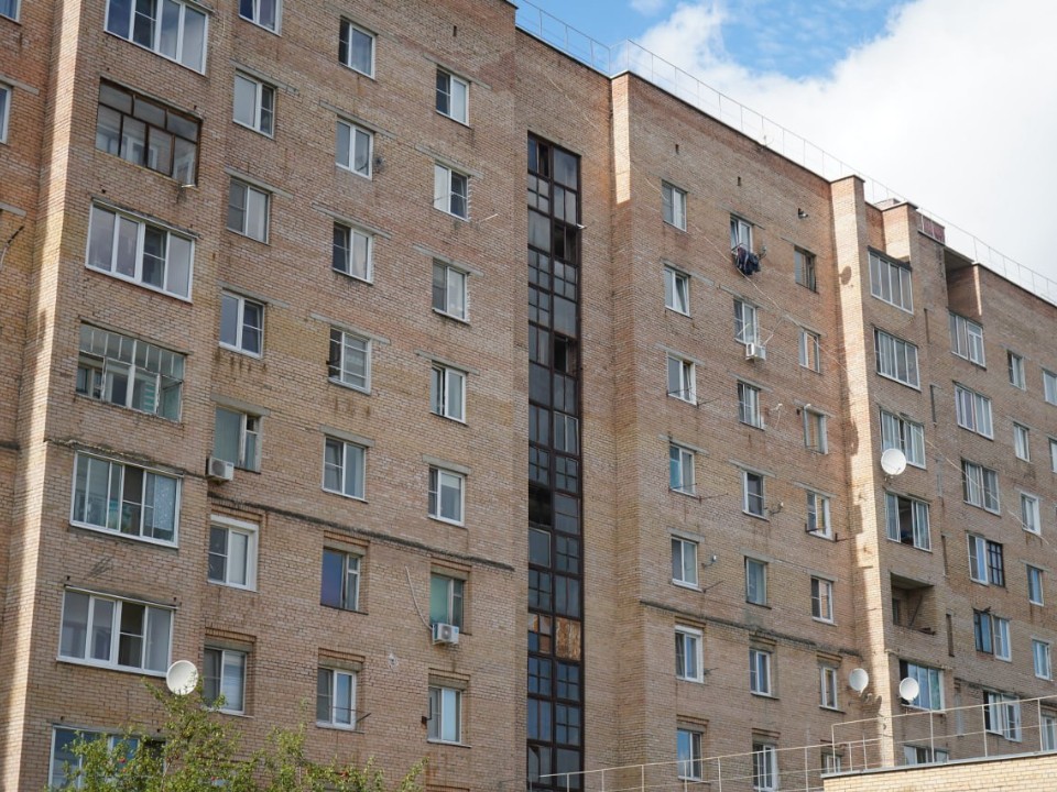 В доме на Маршала Борзова заменят стекло, которое выпало из-за сильного ветра