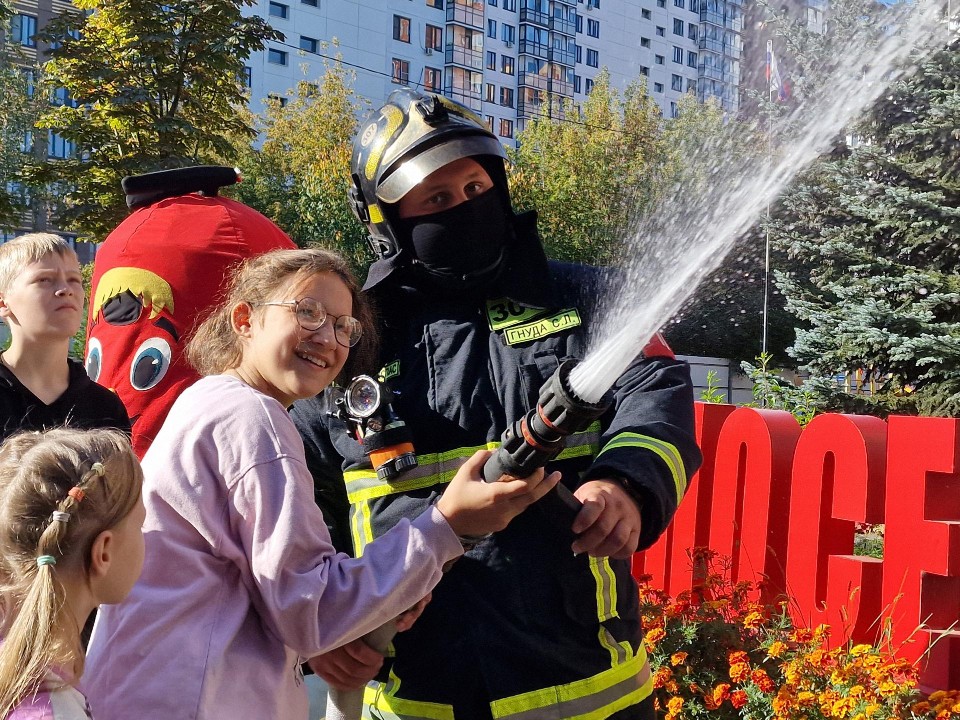Балашихинские «Непоседы» поздравили спасателей с юбилеем ведомства