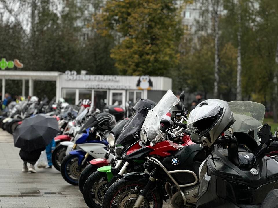 Мотоциклисты проехались по паркам Пушкино в последний раз перед зимой