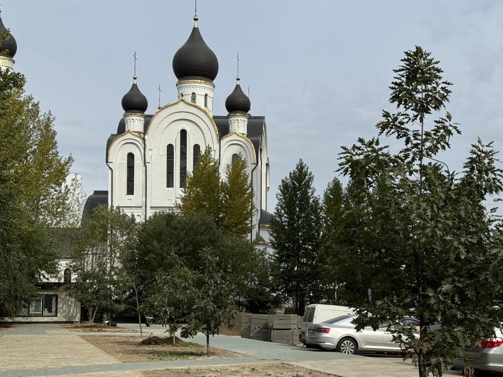 В сквере между домами № 43 и № 45 в Развилке монтируют уличное освещение