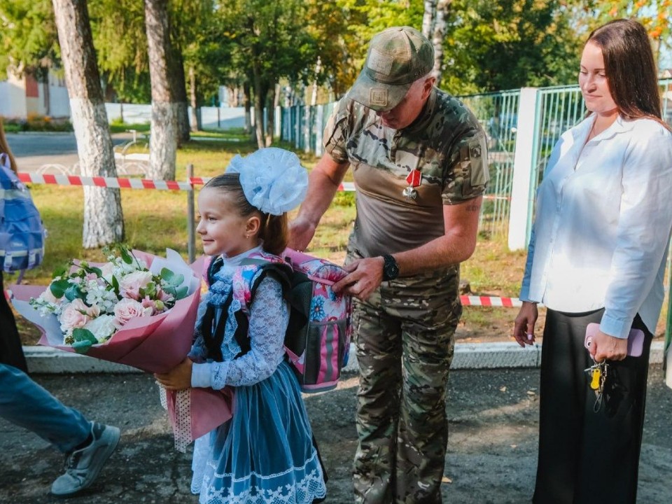 Ветеран подарил школьные рюкзаки дочкам героя СВО из Орехово-Зуева