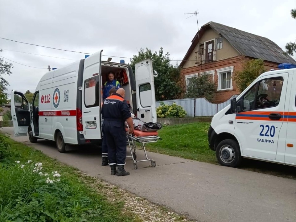 Пожарные помогли в транспортировке мужчины в скорую