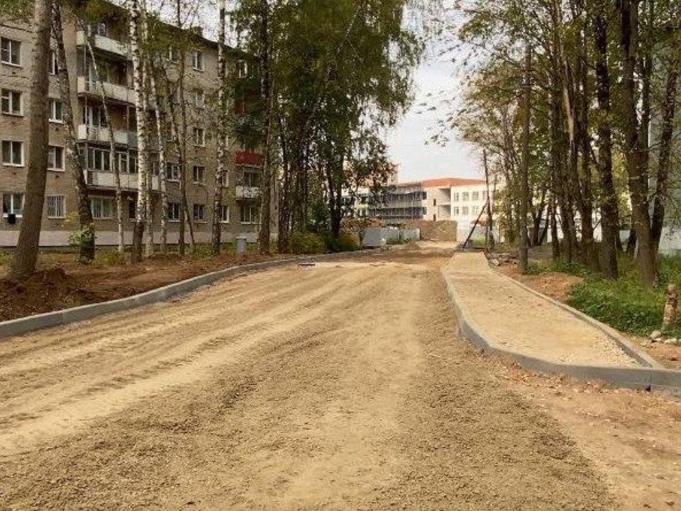 В микрорайоне Выстрел укладывают асфальт и приводят в порядок водоотводы