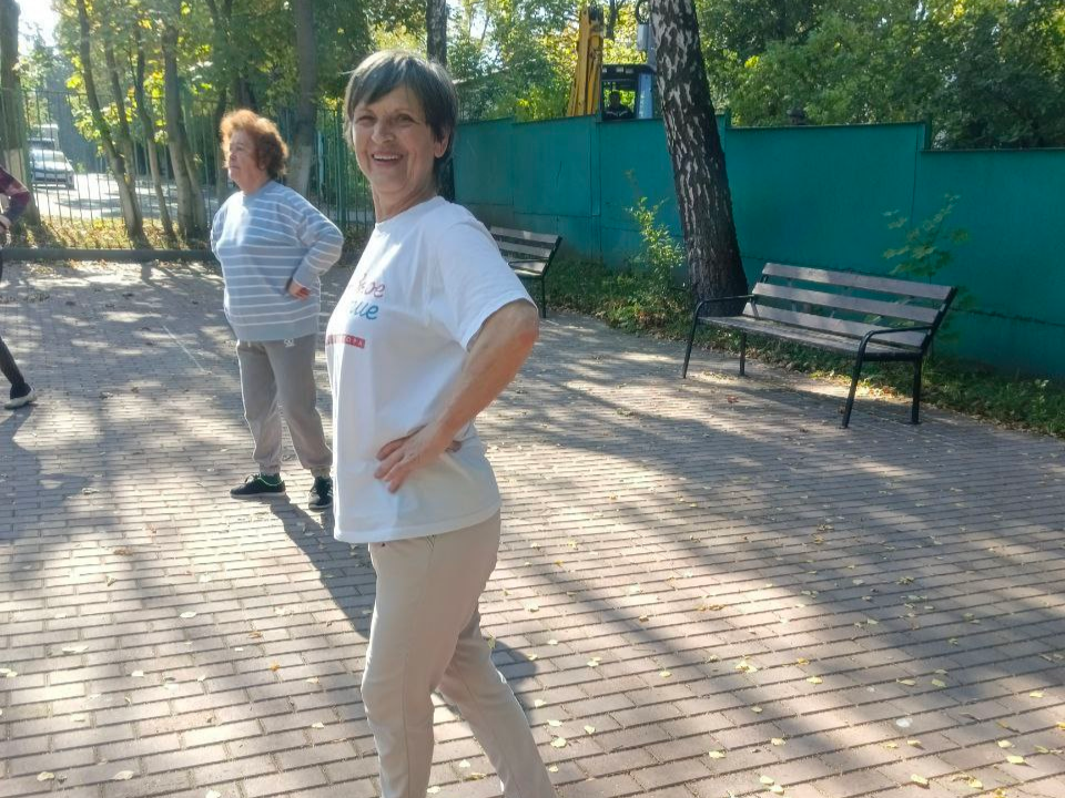 Фитнес на свежем воздухе: как пожилые жители Ленинского округа сохраняют энергию