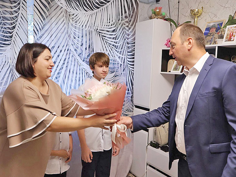 В Ступине поздравили сына погибшего героя СВО
