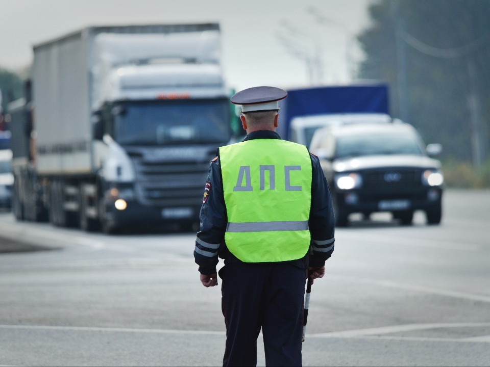 Юрист объяснила, когда водителю можно взять телефон в руки