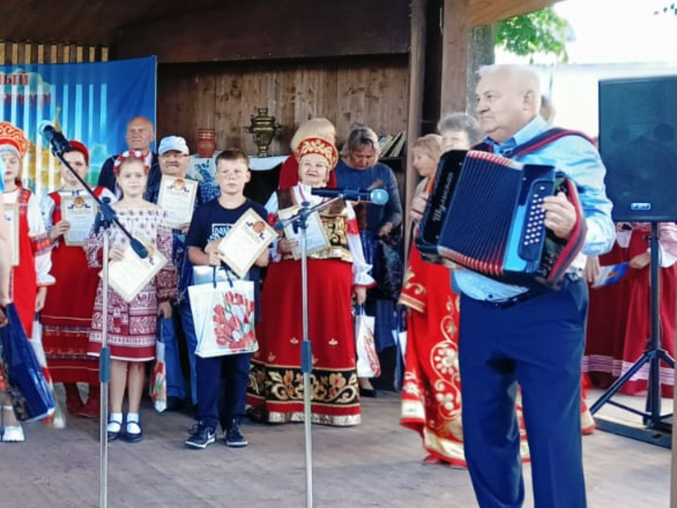 Гармонисты и частушечники устроили праздник в сердце Вереи