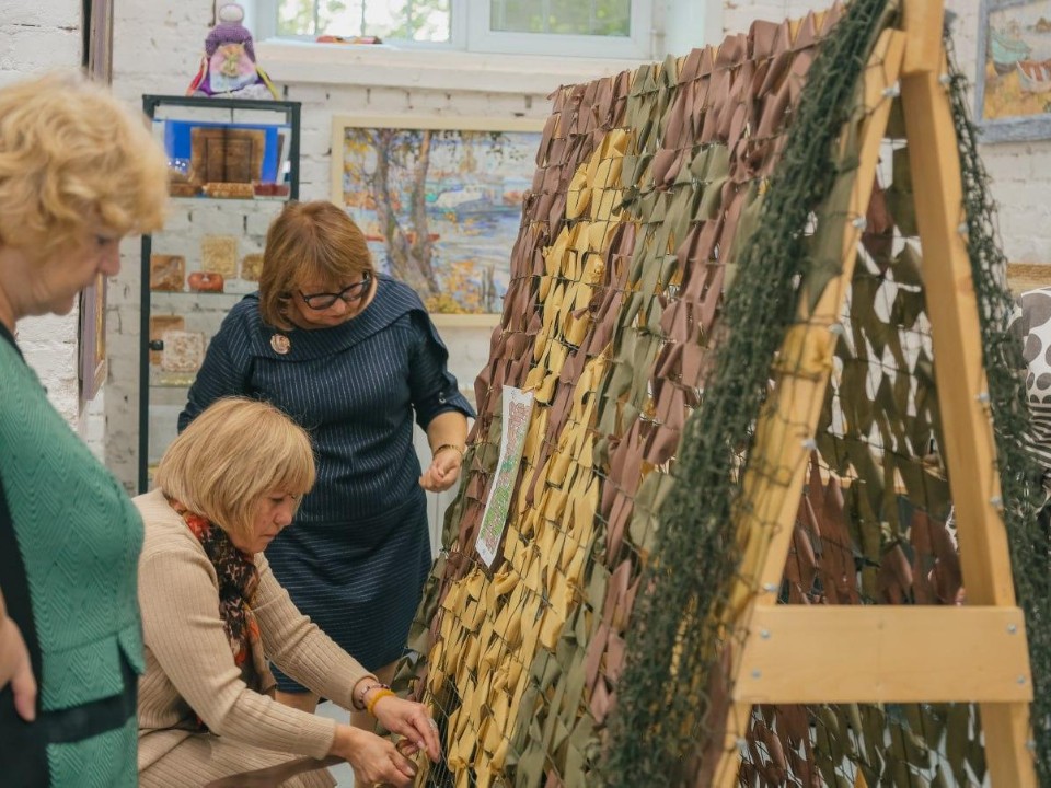 Пенсионерки Сергиева Посада занялись плетением маскировочных сетей для СВО