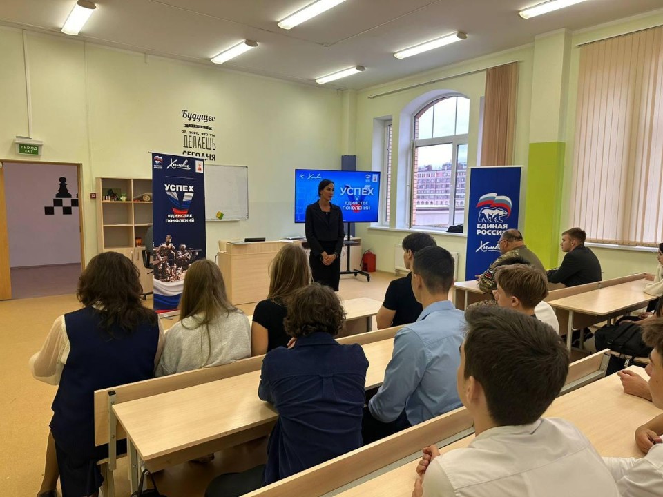 В школе «Лидер» рассказали о победе Суворова и показали патриотический фильм