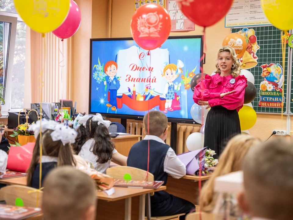 Ветеран СВО поздравил первоклассниц-двойняшек из Орехово-Зуева