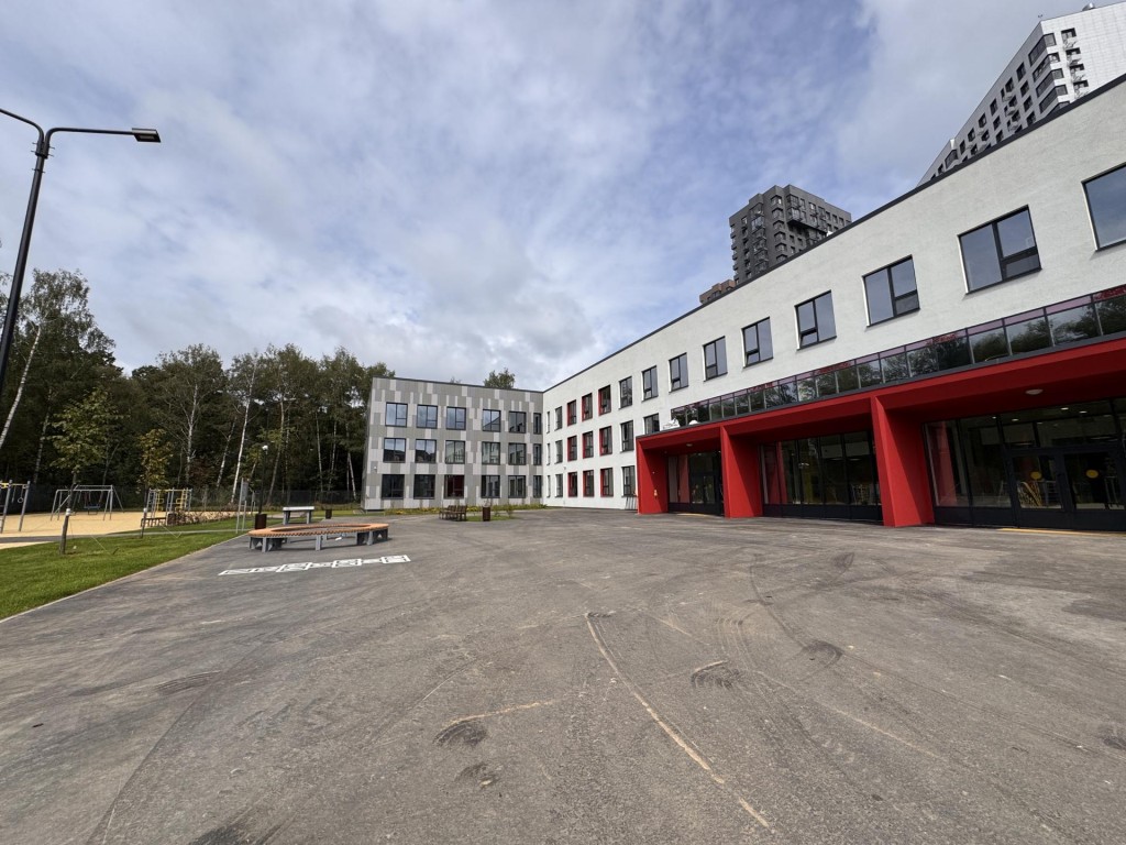 У входа в новую школу на Клубничном поле обнаружили припаркованную лодку