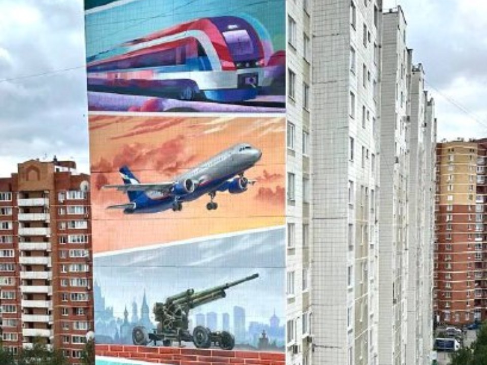 На улице Текстильная открыли новый масштабный мурал на стене дома