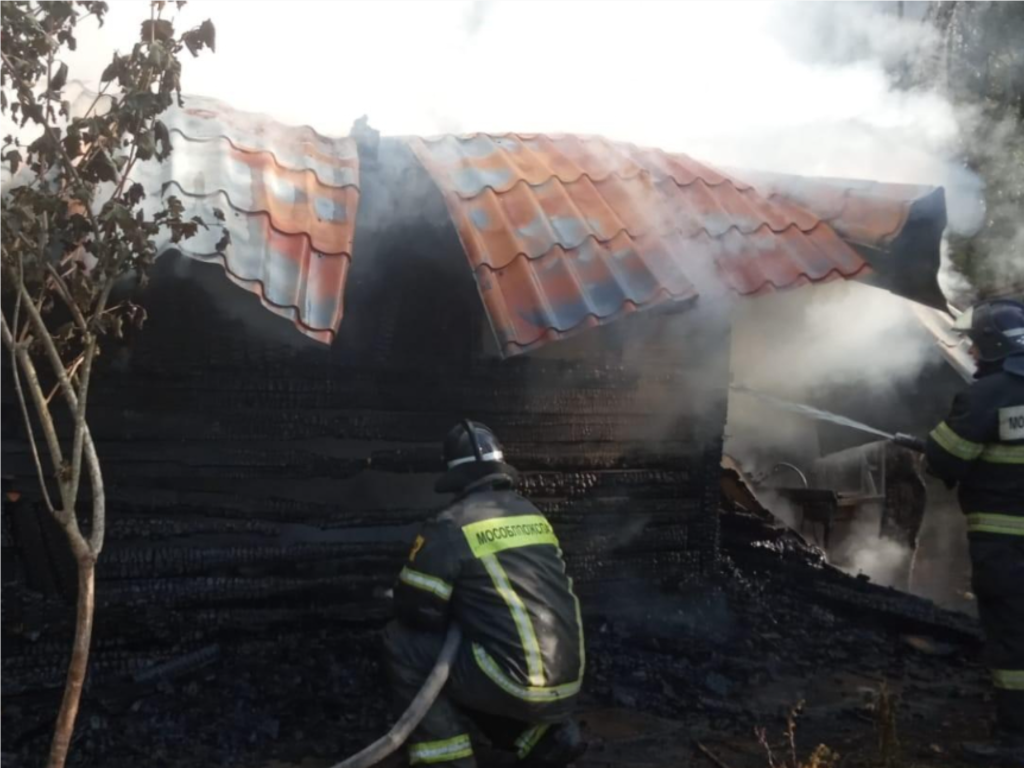 Пожарные потушили горящую баню в деревне Полушкино