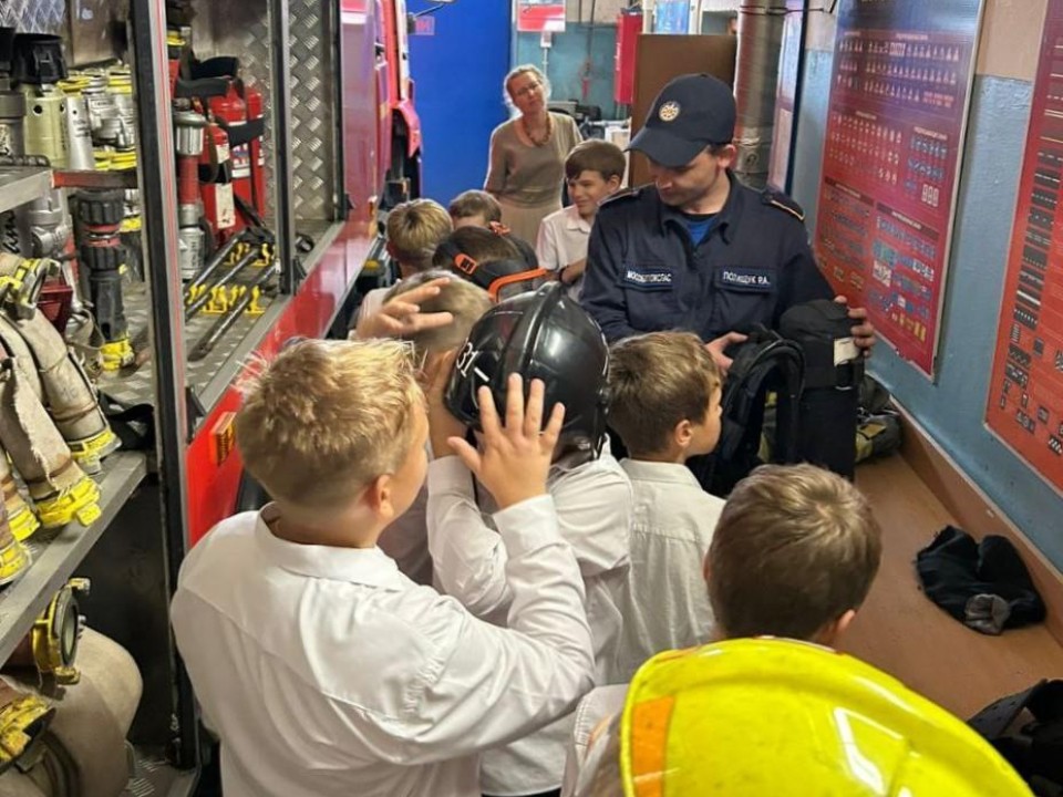 В Малаховке школьникам показали пожарно-спасательную часть