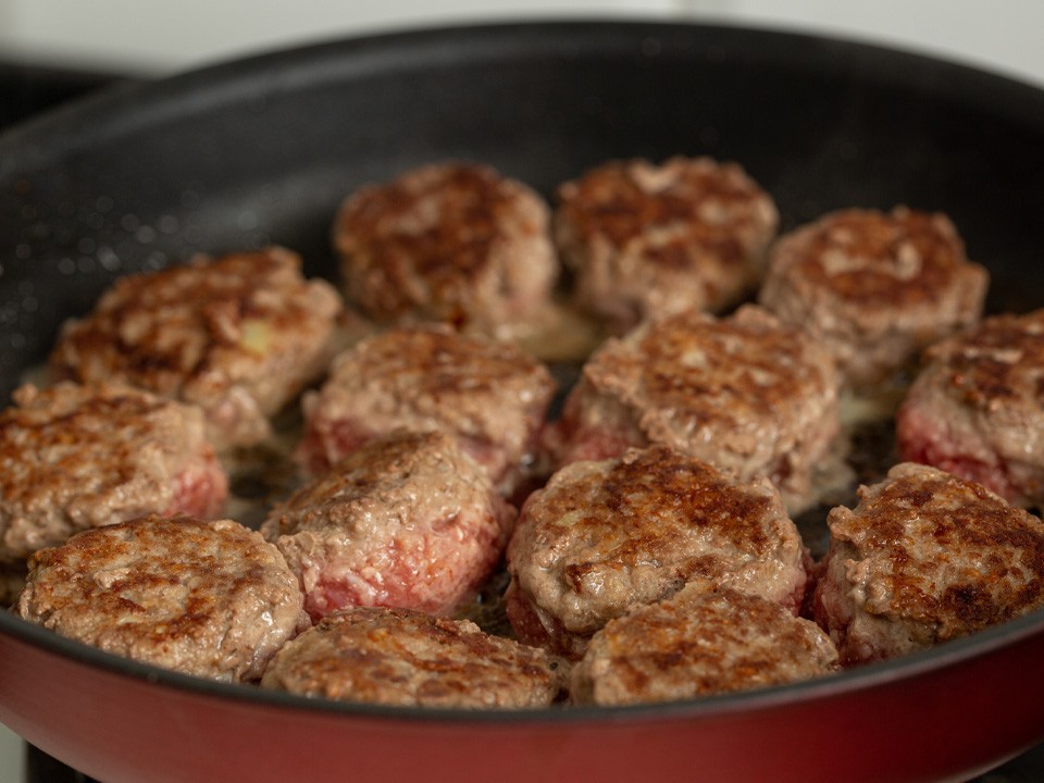 Секрет сочных котлет: как простой ингредиент преображает мясной фарш