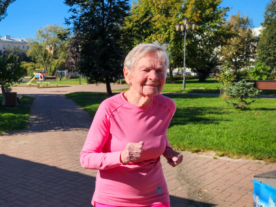 К тренировкам — через день после гипса: 92-летняя бегунья из Подольска после травмы готовится к новым стартам