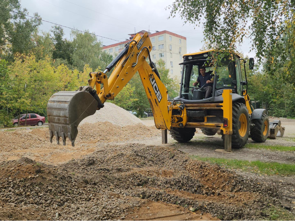 В Красногорске завершают устройство новой парковки на улице Карбышева